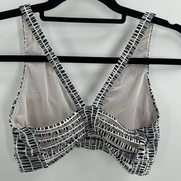 Victoria’s Secret VSX Black & White Razor Back Sports Bra - Picture 2 of 4